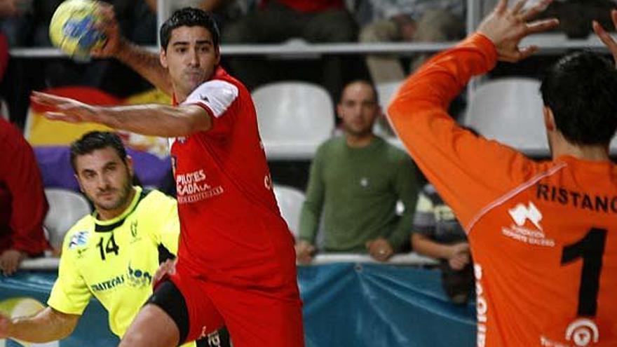 Cerillo lanza a puerta durante un partido de la primera vuelta.