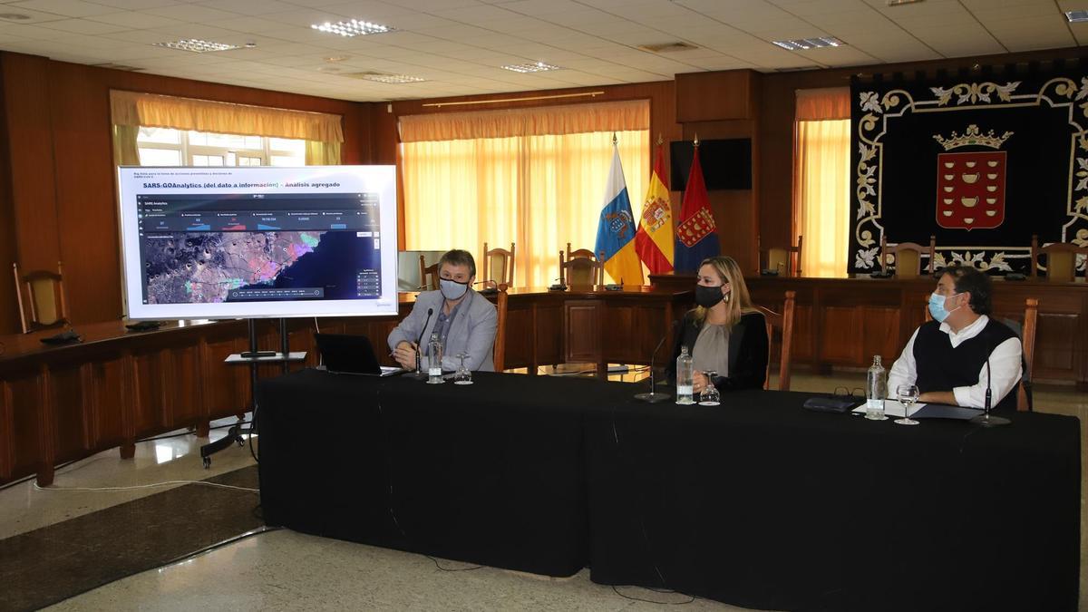 Juan Francisco Maestre (izquierda), María Dolores Corujo y José Luis Aparicio, durante la presentación del Sistema de Alerta Temprana.