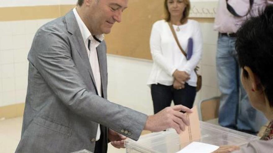 El entonces jefe del Consell, Alberto Fabra, vota en las últimas elecciones locales y autonómicas.