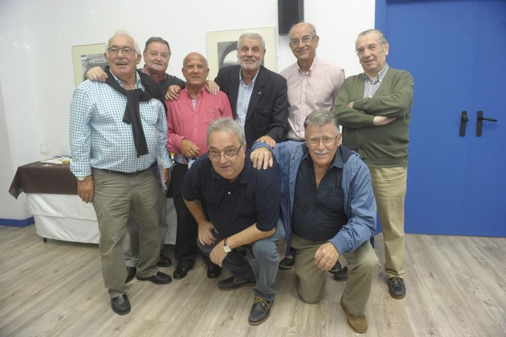 Arsenio, Beci, Manolete, Vicente, Manjarin, Manuel Pablo, Mosquera, Tino y Lendoiro, que por primera vez desde su salida volvió al estadio, entre los asistentes de 110% BLANQUIAZUL.