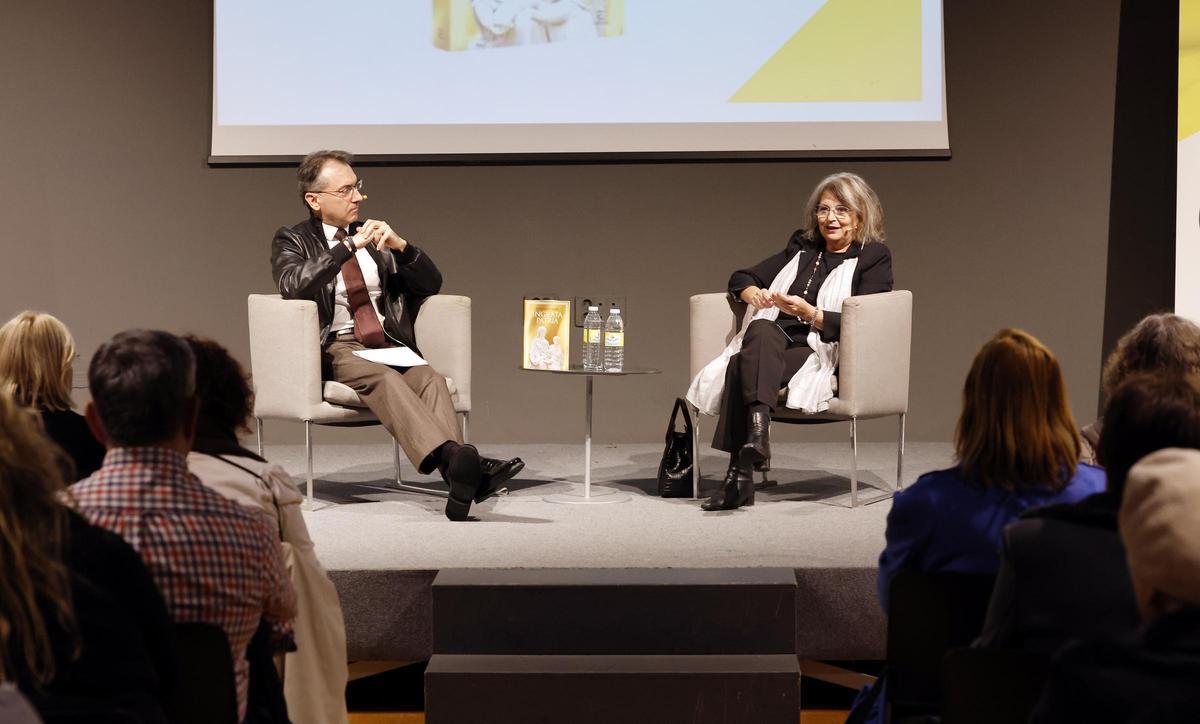 La escritora. filóloga y doctora en Literatura medieval, Elvira Roca Barea, y Jesús G. Maestro, catedrático de Literatura Comparada y Teoría de la Literatura, en el Club FARO