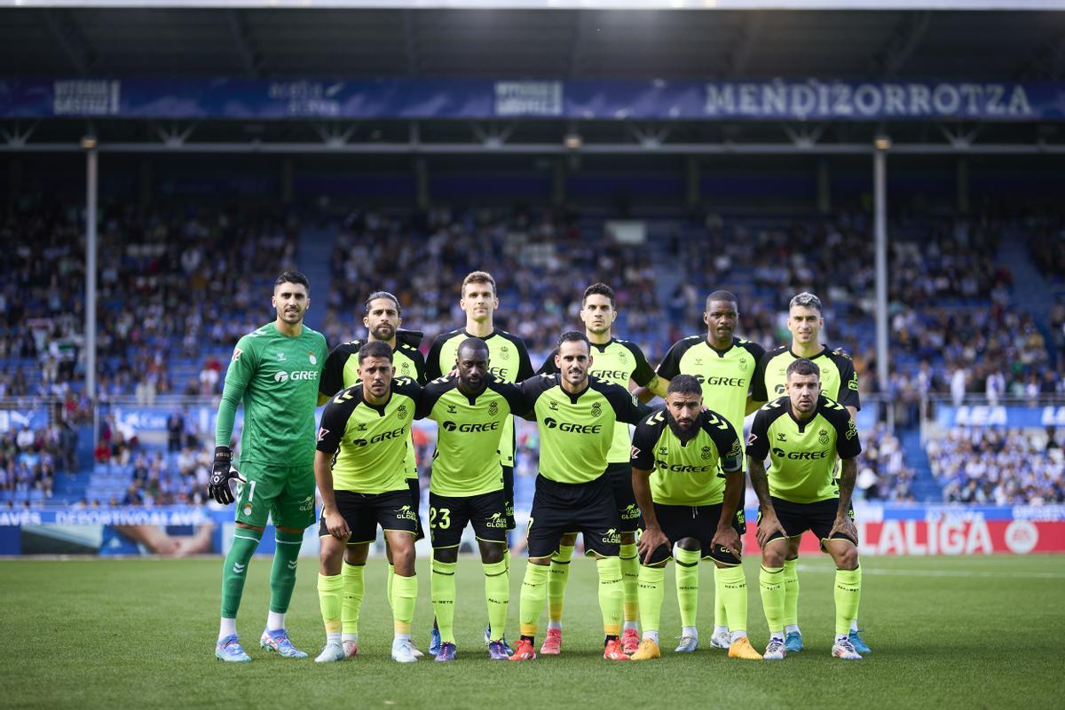 Players of Real Betis Balompie line up for a team photo prior to the LaLiga EA Sports match between Deportivo Alaves and Real Betis Balompie at Mendizorrotza Stadium on August 25, 2024, in Vitoria, Spain. AFP7 25/08/2024 ONLY FOR USE IN SPAIN / Ricardo Larreina / AFP7 / Europa Press;2024;SPAIN;Soccer;Sport;ZSOCCER;ZSPORT;Deportivo Alaves v Real Betis - La Liga EA Sports;