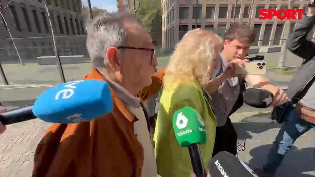 Negreira abandona la Ciutat de la Justícia acompañado de su mujer.