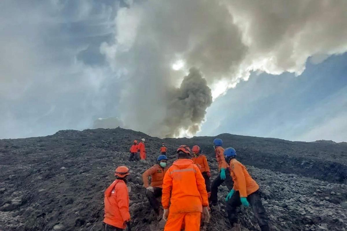 Búsqueda contrarreloj de 12 alpinistas desaparecidos tras la erupción del volcán Marapi, en Indonesia