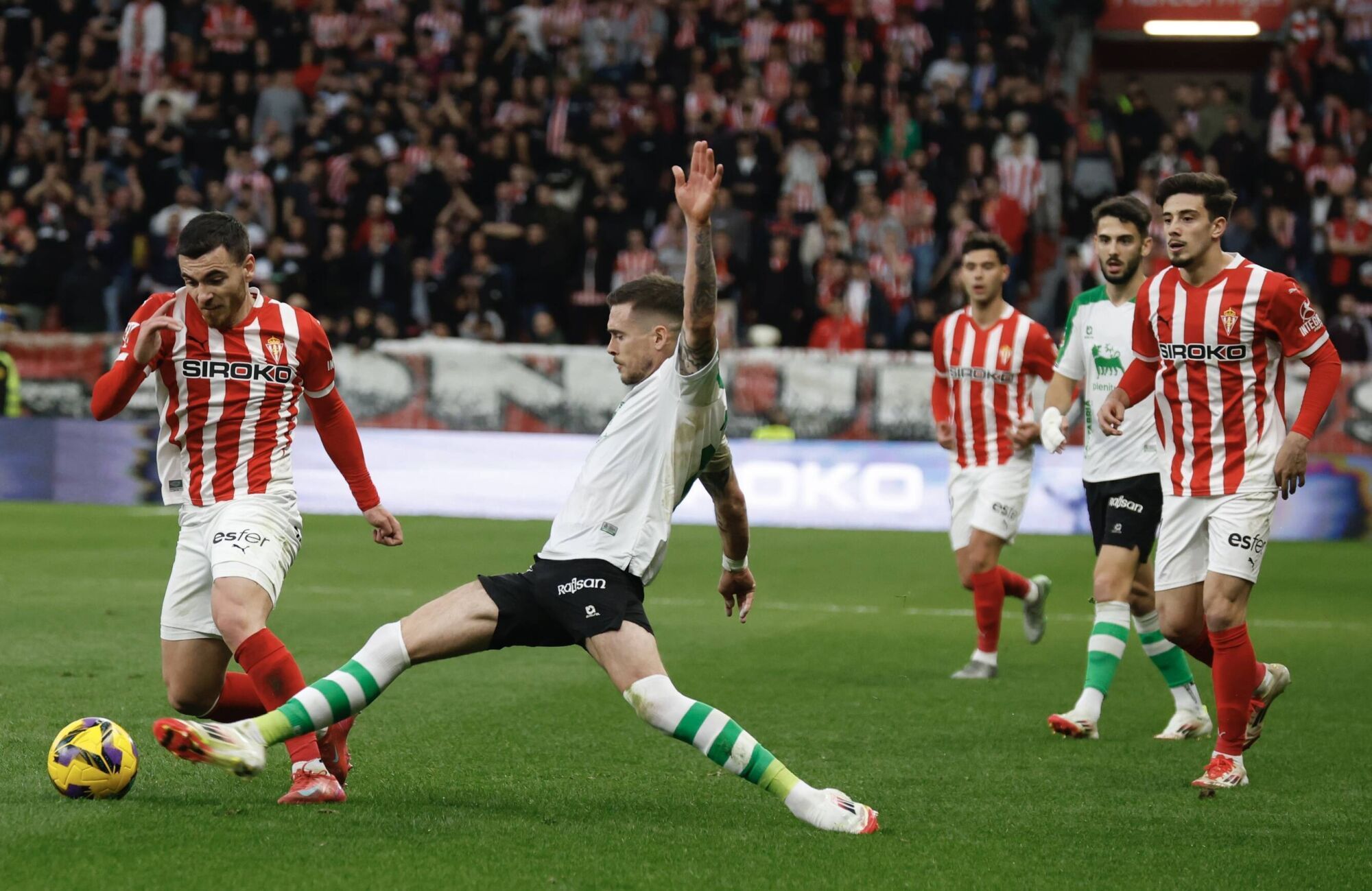 EN IMÁGENES: Ambientazo en el Sporting-Racing de Santander disputado en El Molinón