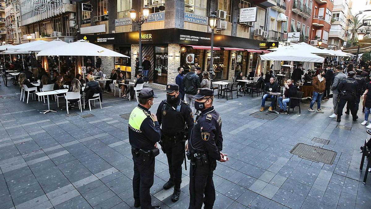 Terrazas llenas en el centro de Alicante en la tarde del 31 de diciembre, con presencia de patrullas de la Policía Local. | MANUEL R. SALA