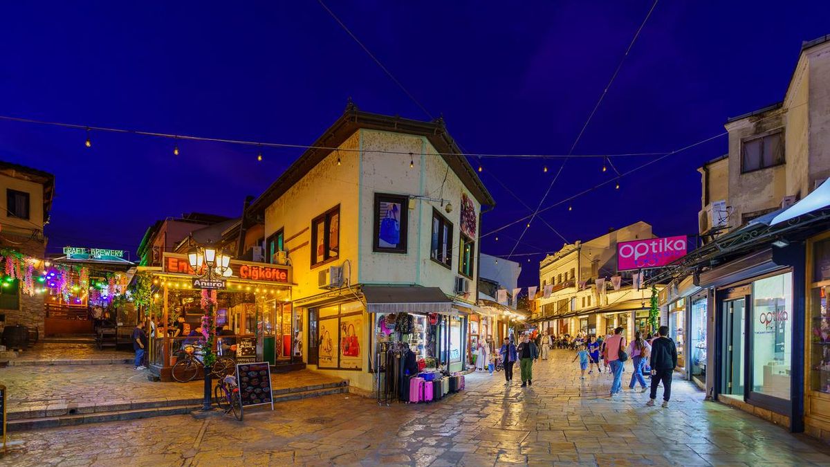 Disfruta del ambiente nocturno del Antuguo Bazar