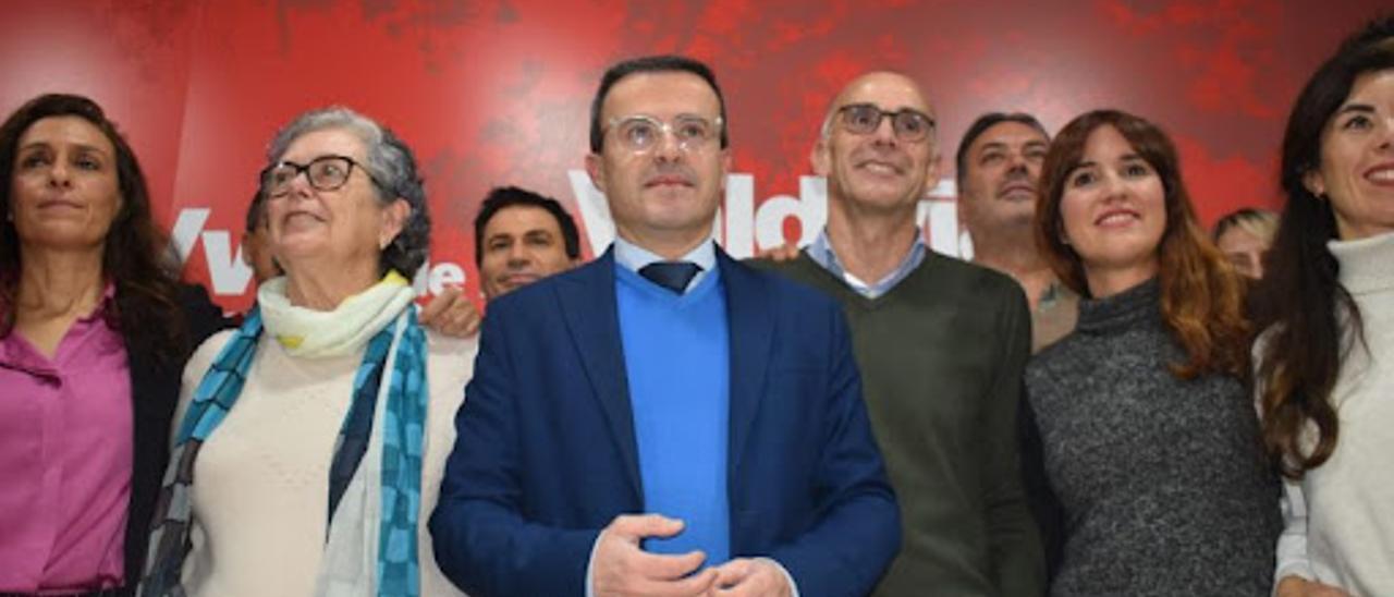Miguel Ángel Gallardo, junto a miembros de la agrupación local de los socialistas.