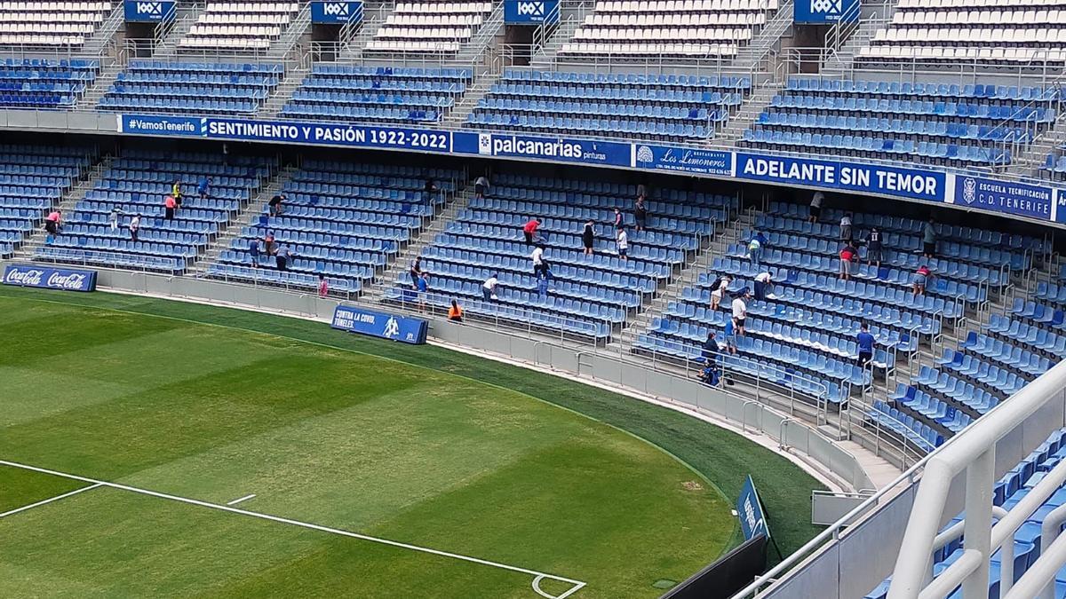 Aficionados del CD Tenerife colocan el tifo organizado por las peñas para el arranque del partido de esta noche contra la UD Las Palmas.