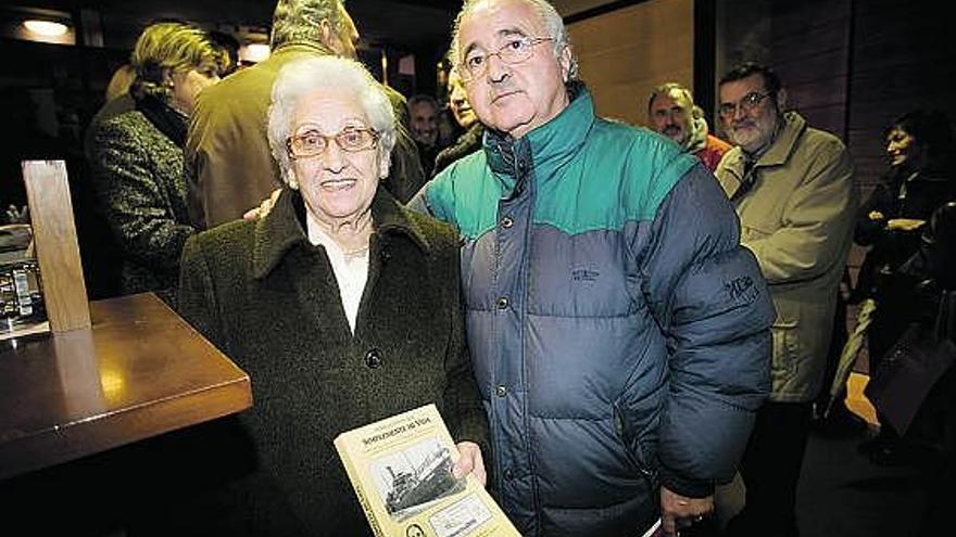 Nieves Cuesta, junto a Celso Díaz, de Azucel, ayer durante la presentación del libro en Valdecarzana.