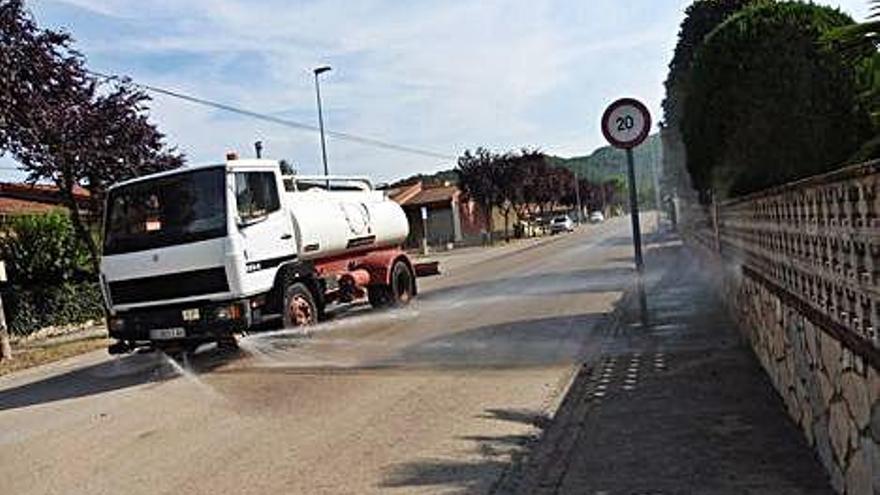 El camió de reg que fan servir a Olot per negar les xinxes