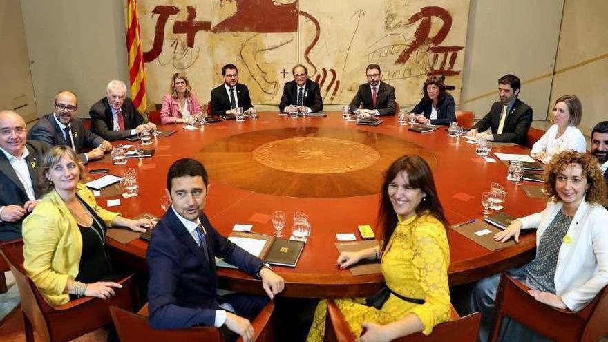 Reunión del nuevo Govern catalán, ayer, tras la toma de posesión de sus &quot;consellers&quot;. // Efe