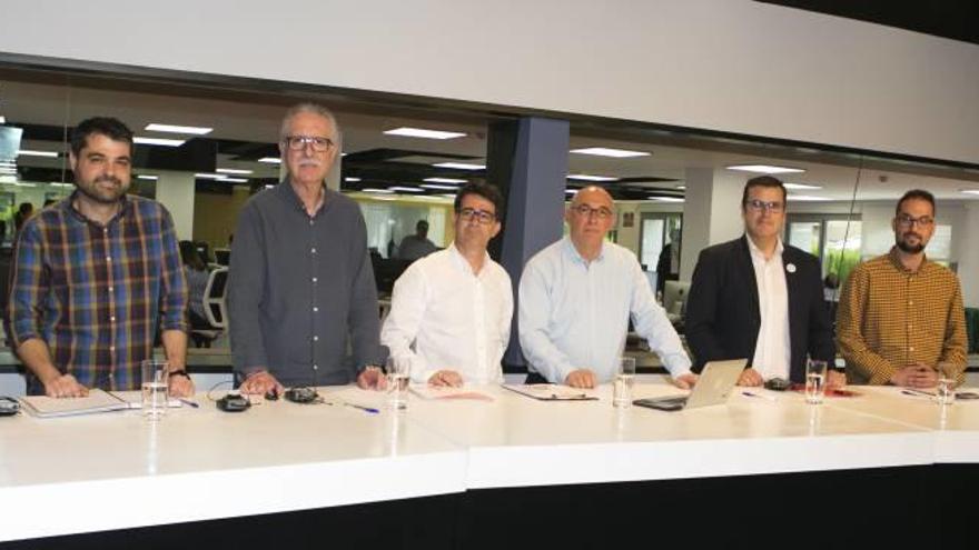 Los candidatos, de izquierda a derecha, David Navarro (Podemos), Alberto Beviá (EU), Pachi Pascual (Cs), Jesús Villar (PSOE), Óscar Lillo (PP) y Ramón Leyda (Compromís).