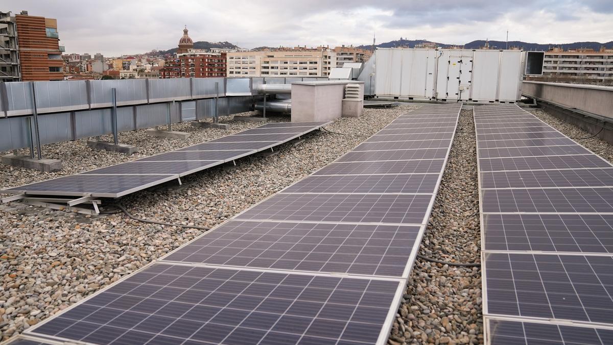 Paneles fotovoltaicos en la cubierta de un edificio en Barcelona.