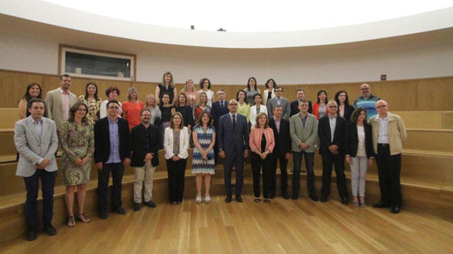 Foto de familia del rector con todos los cargos que tomaron posesión ayer