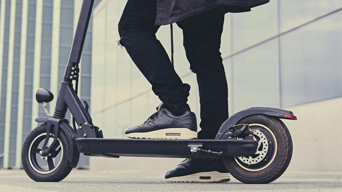 Un adolescente de 16 años, grave tras chocar su patineta con un coche en Lanzarote