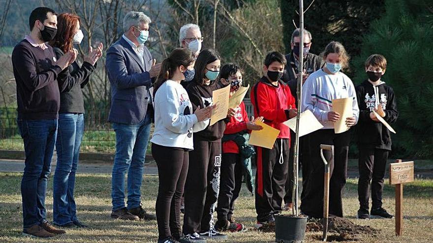 El GEiEG i alumnes
de 6è planten un freixe al «Jardí de la Pau»