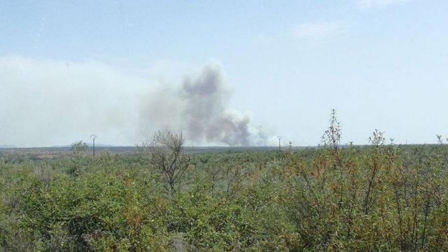 Efectivos del Infoex luchan contra los incendios en Calzadilla y en Aldea del Cano