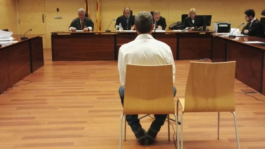 El condemnat, en el judici a l&#039;Audiència de Girona.