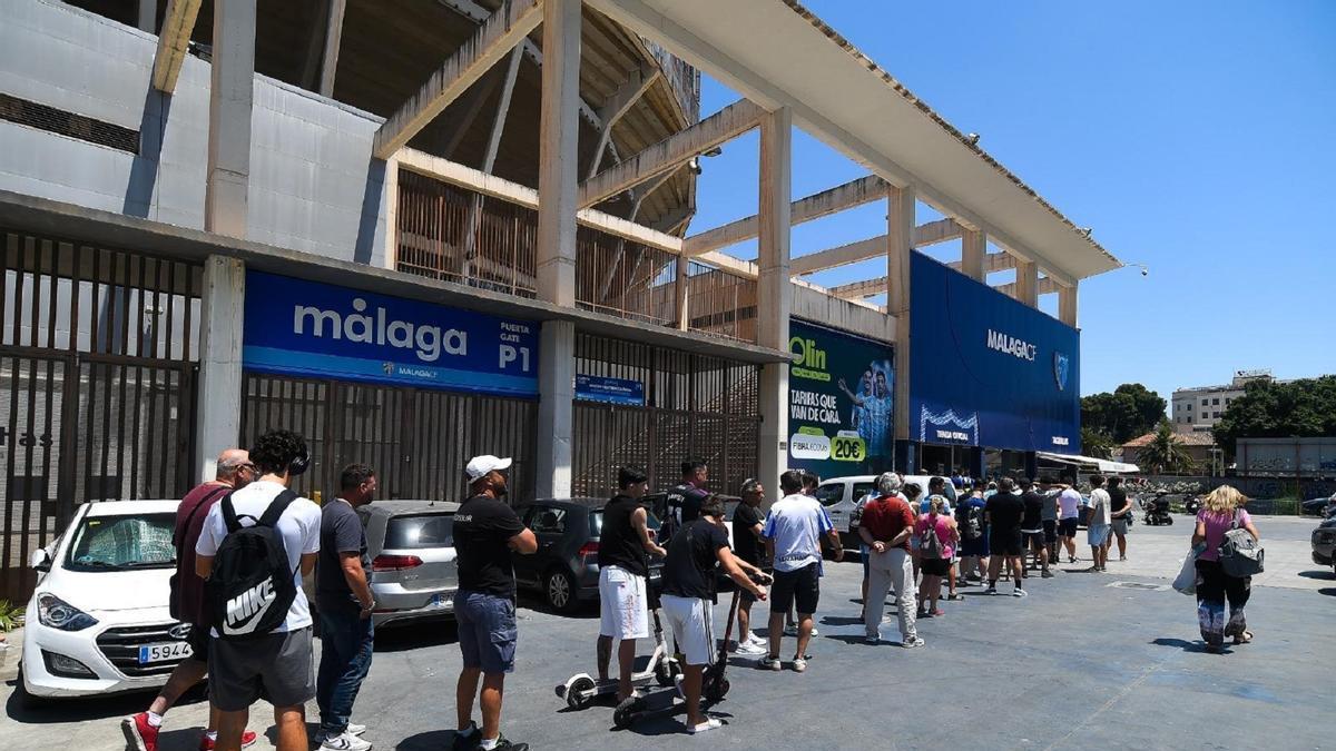 Cientos de aficionados se han acercado a La Rosaleda para comprar la entrada del Málaga CF - Las Palmas.
