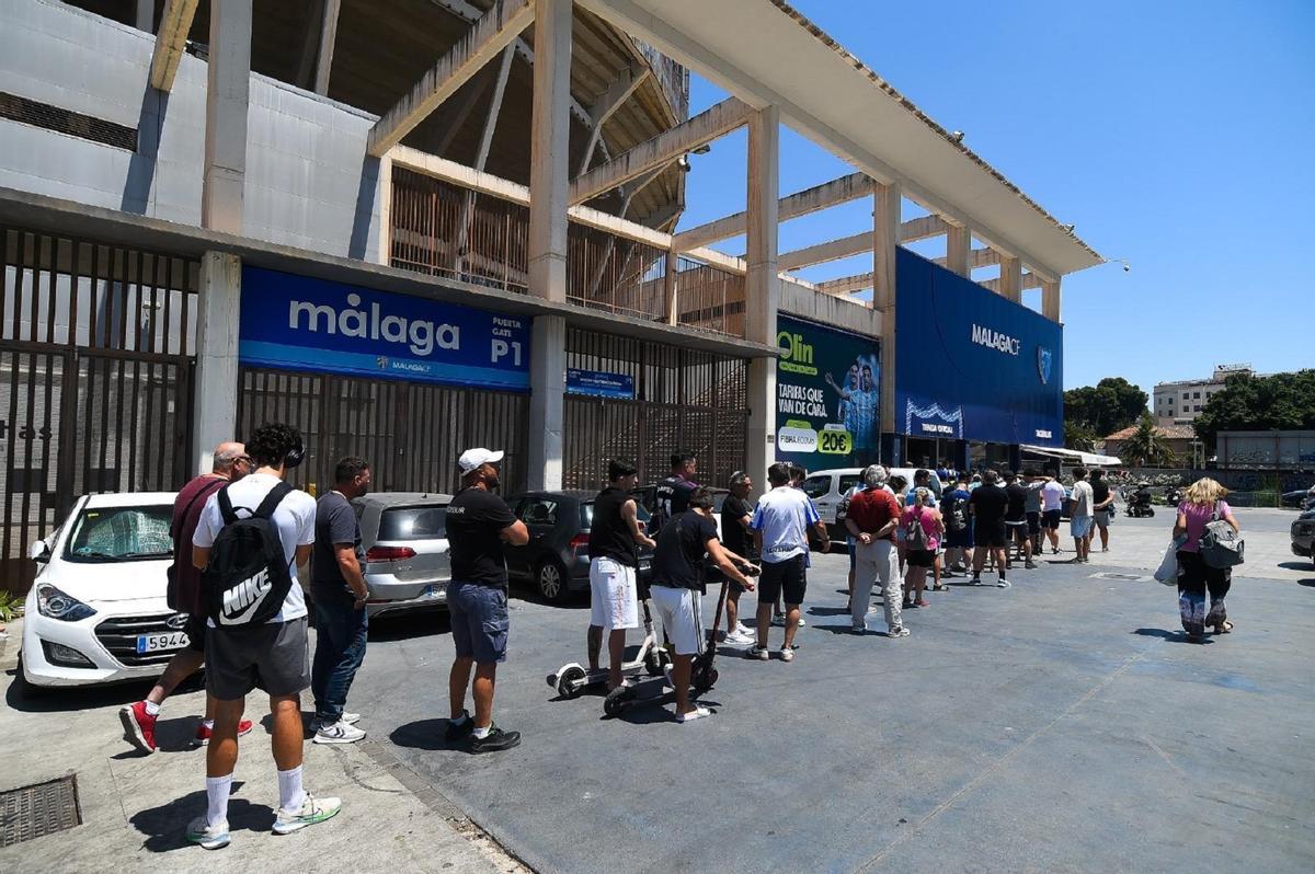 Cientos de aficionados se han acercado a La Rosaleda para comprar la entrada del Málaga CF - Las Palmas.