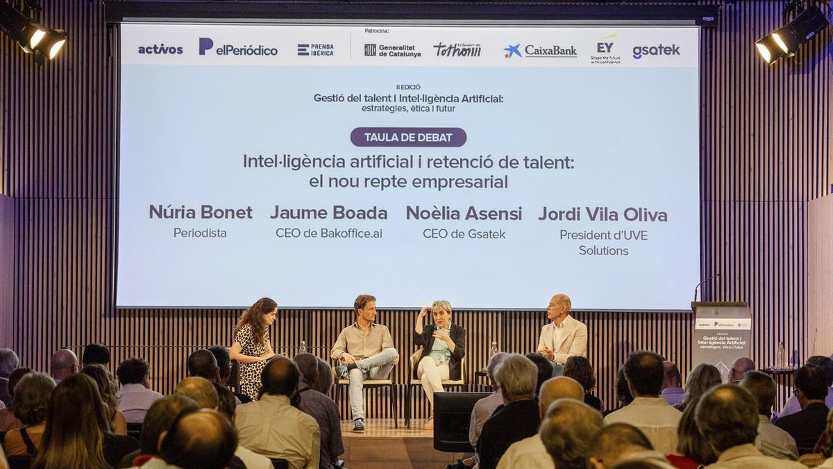 La jornada va comptar amb una taula de debat formada per empresaris del sector tecnològic que van abordar el repte de captar i retenir talent a l'era de la intel·ligència artificial.