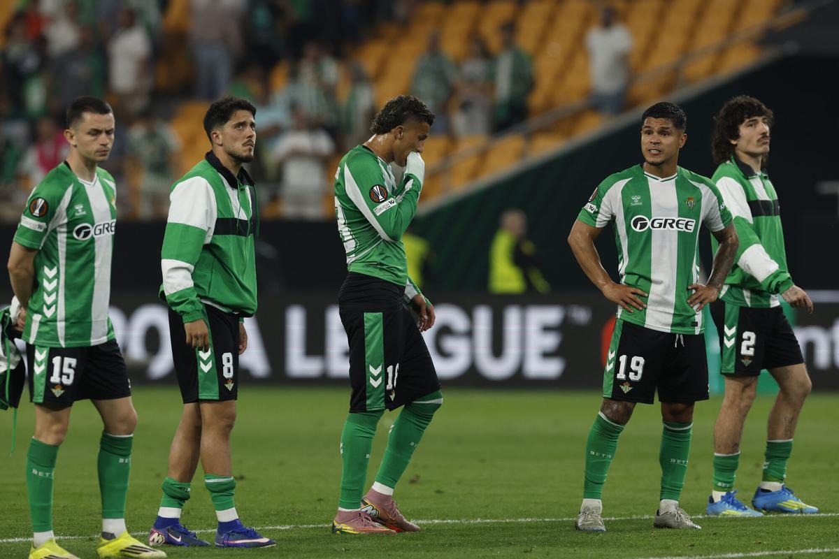 SEVILLA, 16/04/2026.- Los jugadores del Betis al finalizar el partido de vuelta de cuartos de final de Liga Europa que disputaron Real Betis y SC Braga este jueves en el estadio de La Cartuja, en Sevilla. EFE/Julio Muñoz