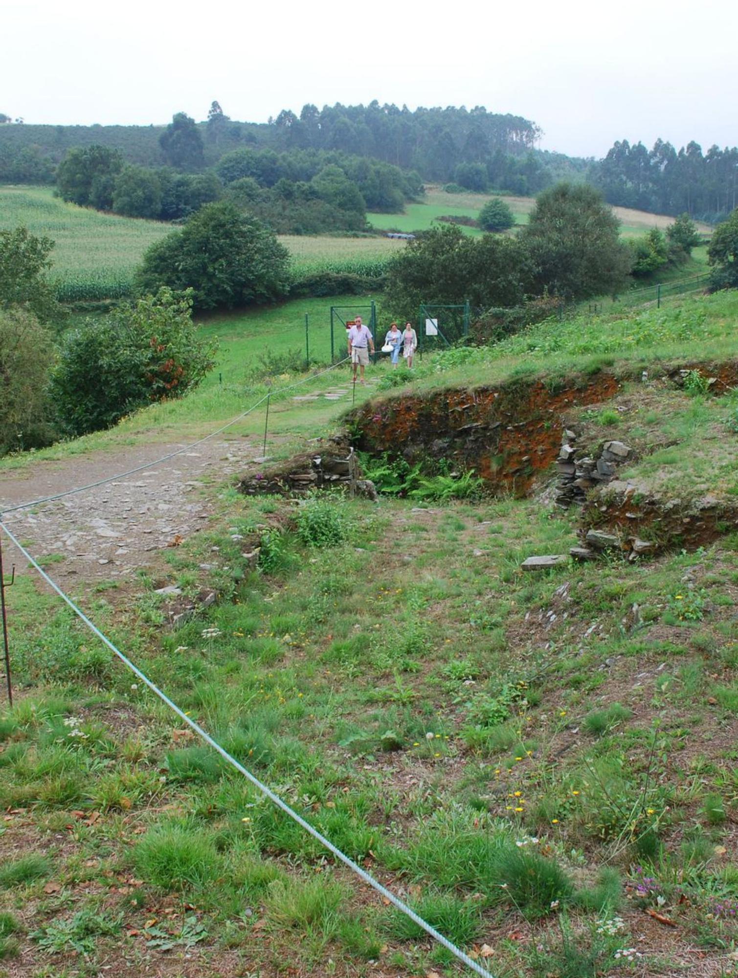 La zona na que se va a escavar, xunto al accesu de los visitantes al xacimientu cuañés. | Rep. de T. C.