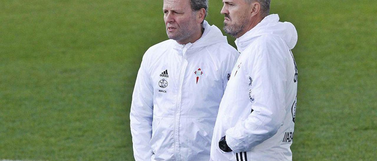 Juan José García Cota cambia impresiones con el técnico, Óscar García, durante un entrenamiento del Celta en A Madroa.
