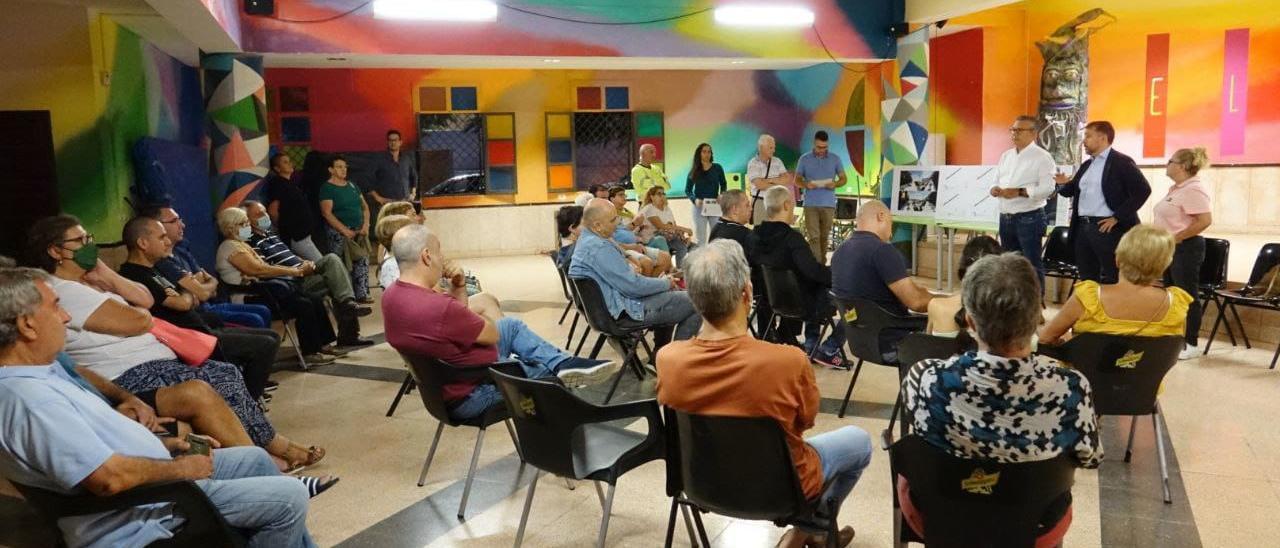 Reunión del alcalde de Santa Cruz con vecinos y comerciantes de San Andrés.