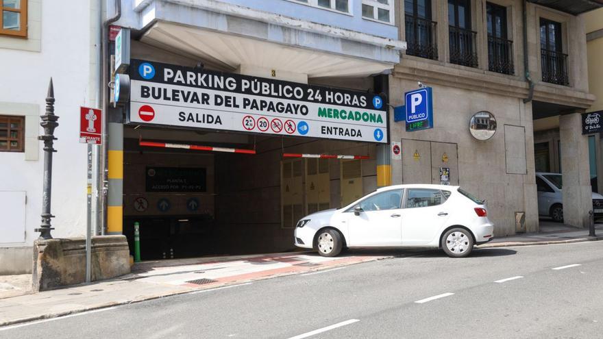 Un coche accede al aparcamiento Bulevar del Papagayo, en Panaderas. | Germán Barreiros/Roller Agencia