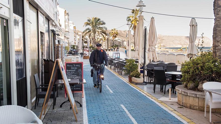 Hace unos años, el carril bici atravesaba la zona del paseo entre los restaurantes y sus terrazas.