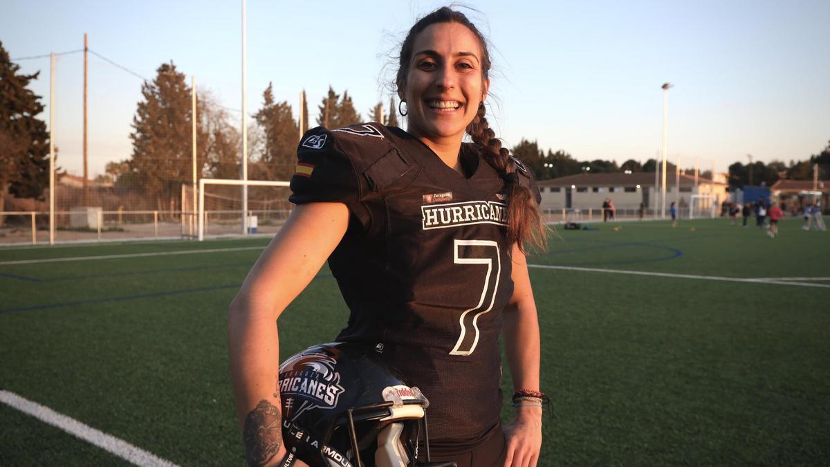 Laura Anadón, sonriente antes de empezar el entrenamiento con las Zaragoza Hurricanes.