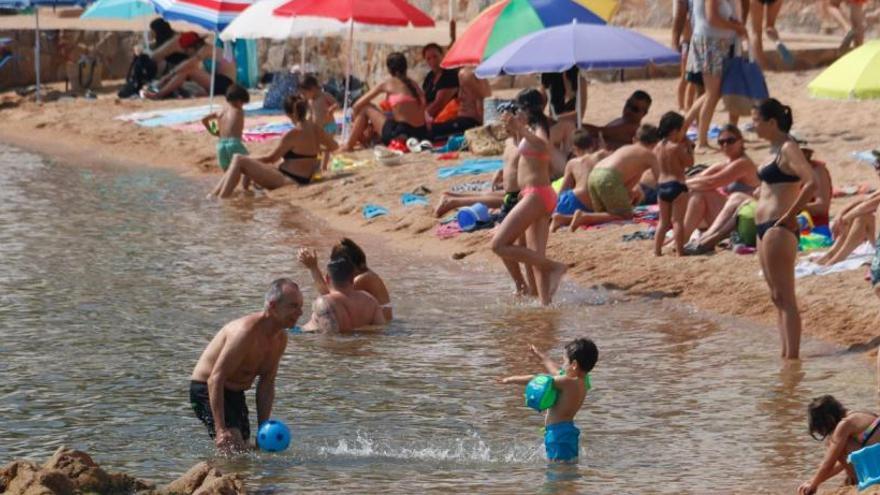 La platja de Sant Feliu de Guíxols aquest matí | ACN