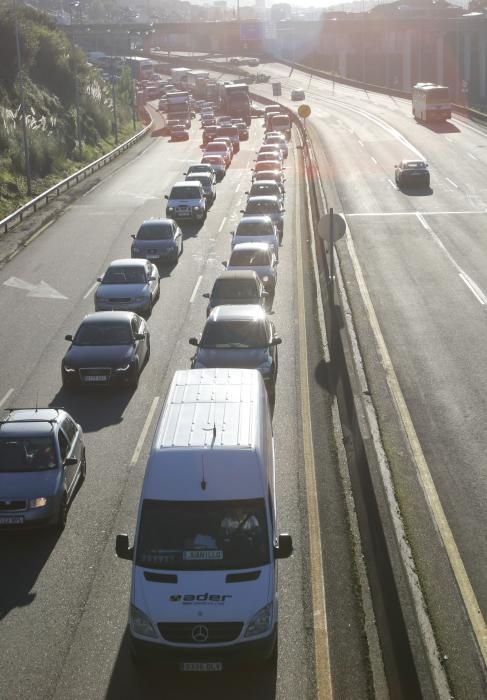 Un accidente entre tres camiones colapsa Rande