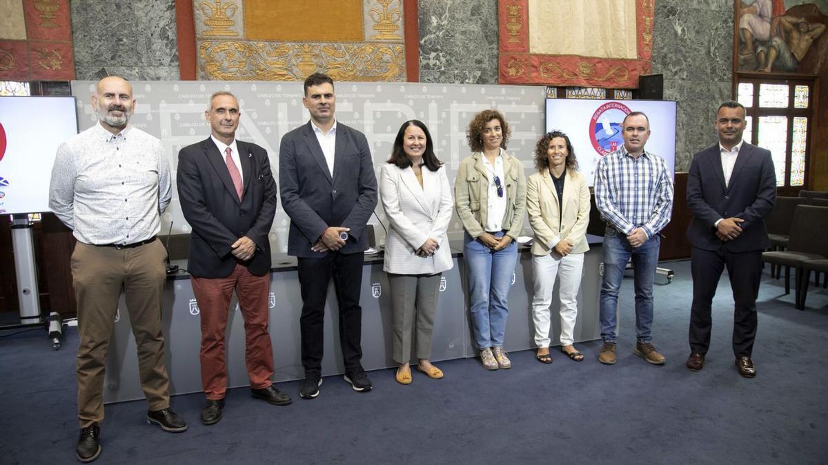 Organizadores y autoridades, tras el acto de presentación de ayer. | | E.D.