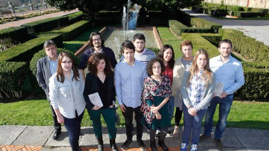 Por la izquierda, en primer término, Jara González Villanueva, Sofía Fernández Castañón, Segundo González García, Beatriz Menéndez Ovelleiro y Lisístrata Suárez Pedre. Tras ellos, Juan Ignacio González García, Roberto Rodríguez Álvarez, Cristian García Fernández, Xana Reyes Fernández (independiente), Ángeles Caso Machicado y Lluis Miguel Orviz Menéndez, ayer, en los jardines de la Universidad Laboral.