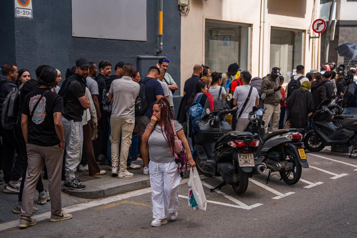 Caos i una llarga cua de persones que esperen regularitzar la seva situació a Espanya en l'Oficina de Benestar Social i Família de Barcelona-Sants/Eixample.