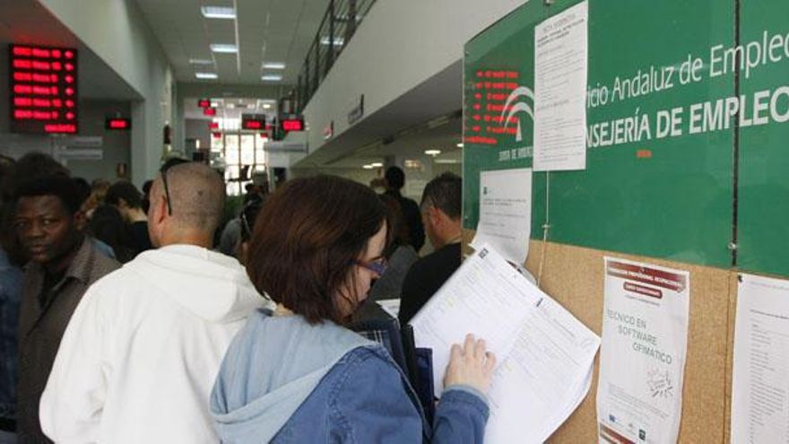 Parados en una oficina del Servicio Andaluz de Empleo.