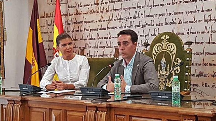 La delegada de la Junta, Clara San Damián, y el alcalde, Luciano Huerga, en el encuentro de ayer.