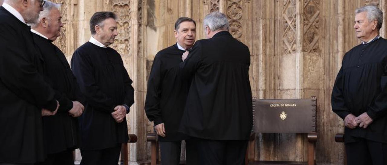 El ministro de Agricultura, Luis Planas, recibe el blusón de síndico de honor del Tribunal de las Aguas, en València.