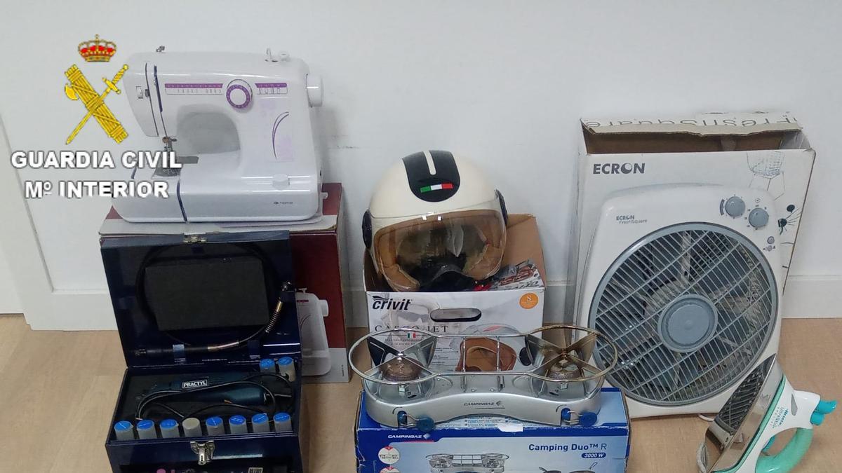 Objetos recuperados por la Guardia Civil tras la detención en A Pobra de la autora de siete robos en trasteros y tres hurtos.