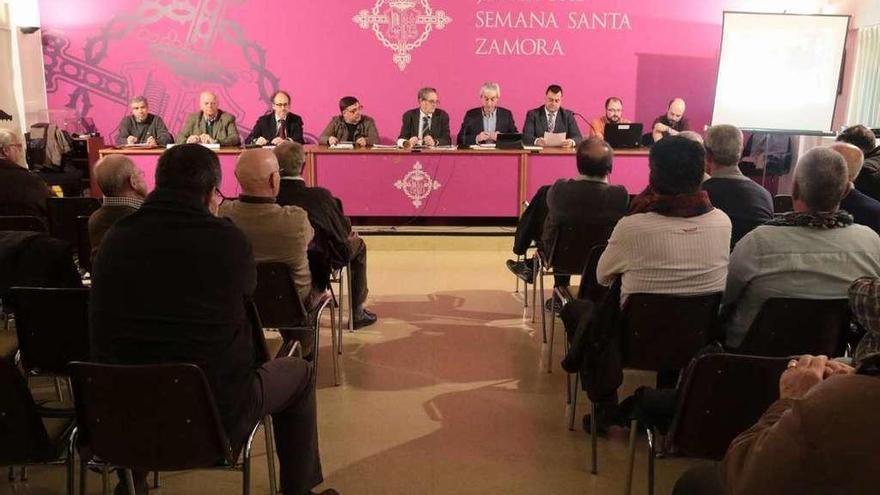 Un momento de la asamblea en el salón de la Junta Pro Semana Santa.