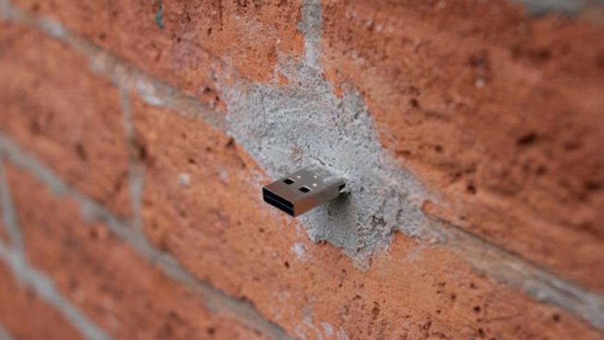 Una &#039;dead drop&#039; instalada en una pared.