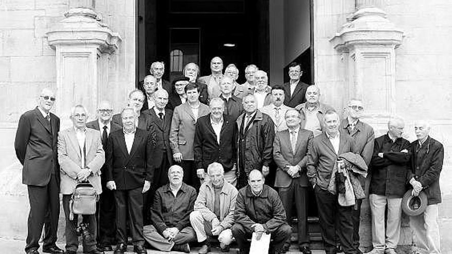 Amigos y colaboradores del Tabularium, a las dos y media de la tarde de ayer, ante el palacio del Conde de Toreno.