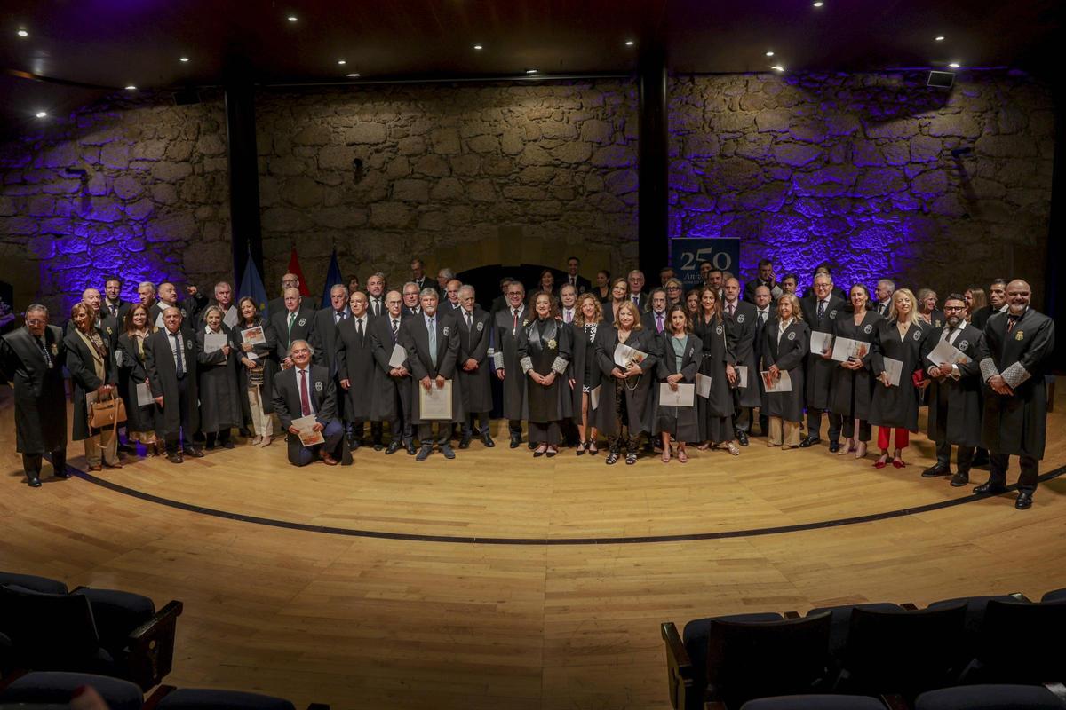 Los homenajeados, junto al Decano y el resto de la junta directiva del Colegio.