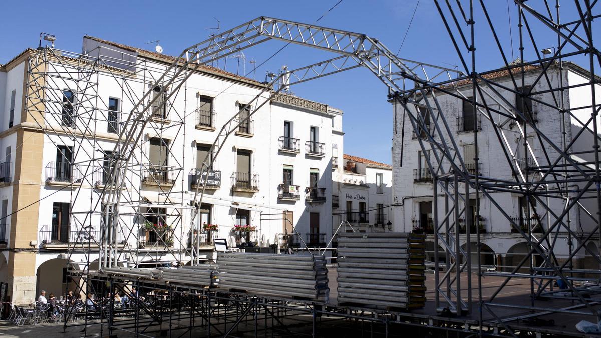 Vídeo | Womad arranca motores: así es el montaje del escenario en la plaza Mayor de Cáceres
