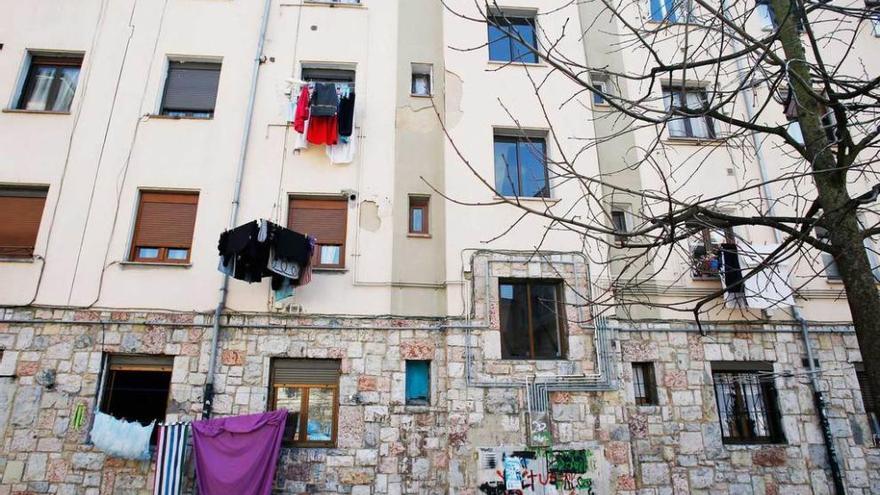 Uno de los edificios antiguos del barrio, con daños en su fachada posterior.