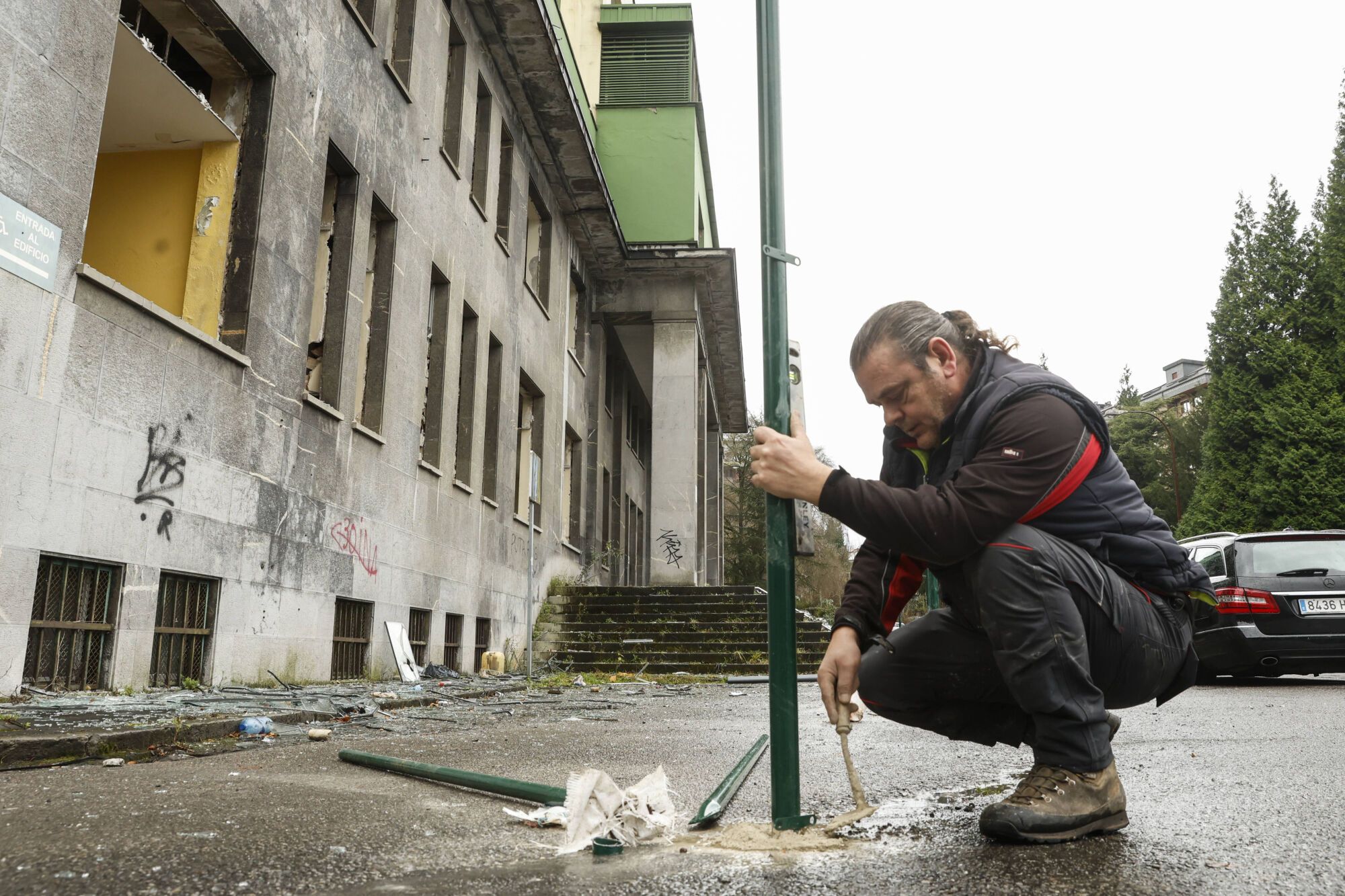 EN IMÁGENES: Viaje al interior del viejo HUCA, desvalijado y vandalizado por su abandono