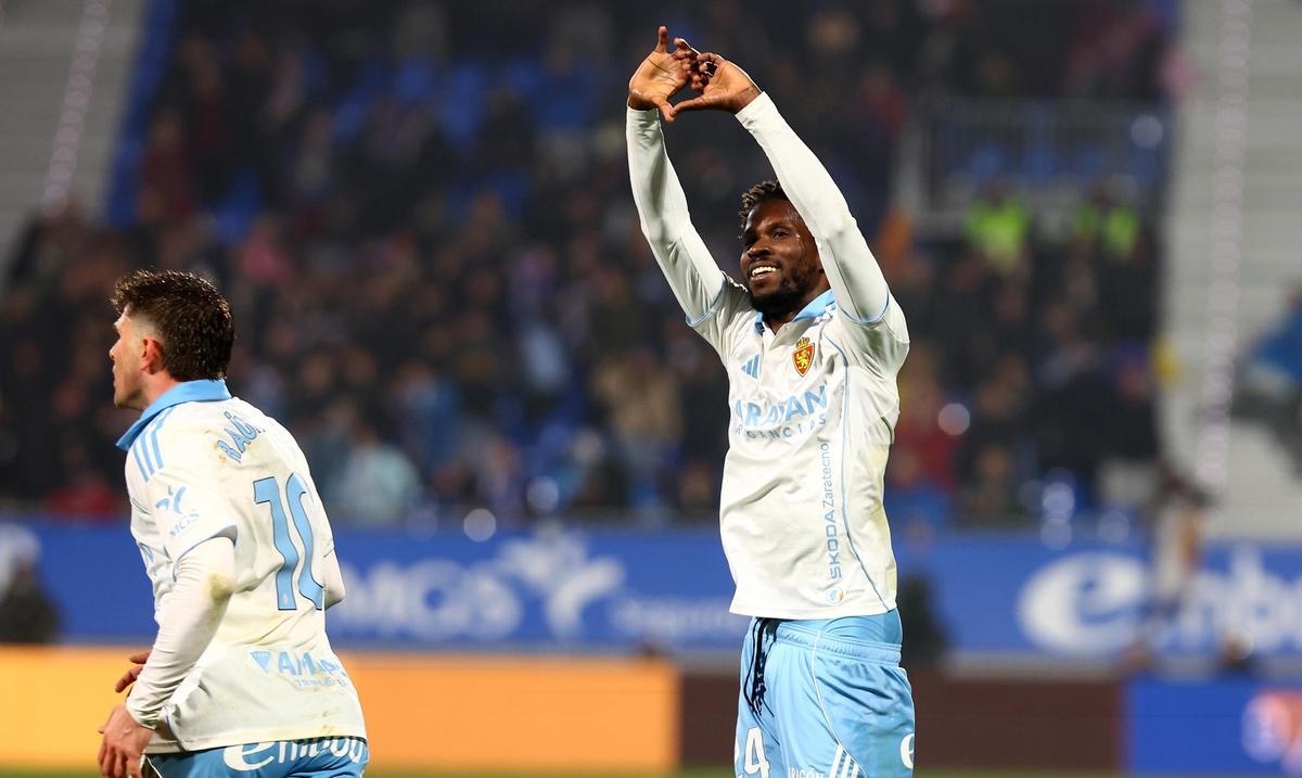 Paul Akouokou celebra el gol ante el Sanse en la jornada 22 en el Ibercaja Estadio.